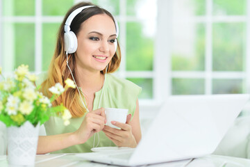 Naklejka premium Young business woman with laptop in office