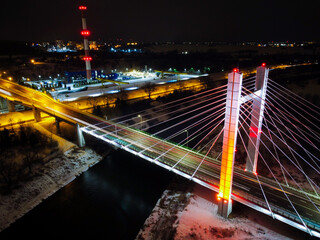 Most nocą w mieście Przemyśl w Polsce widok z drona