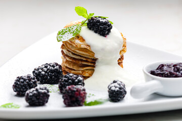 pancakes with blackberries and cream