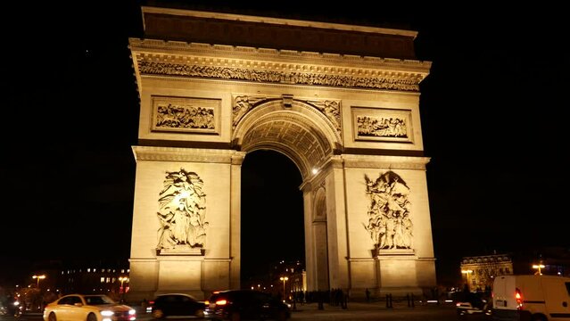 Traffic near the Arc de Triomphe (L'arc de triomphe de l'&Eacute;toile) in the centre of Paris in the evening