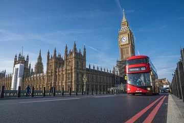 Papier Peint photo Lavable Bus rouge de Londres Le palais historique et emblématique de Westminster et 2022 ont révélé Big Ben après des travaux de restauration avec le bus rouge de Londres passant par