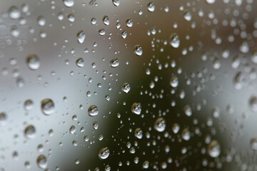 Regentropfen an der Fensterscheibe