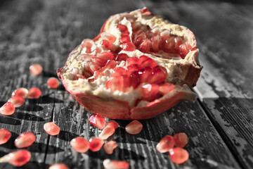 Schwarz-Weiß-Rot Granatapfel