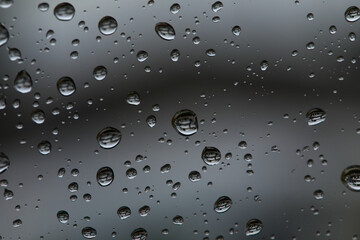 Regentropfen an der Fensterscheibe