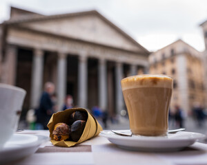 filiżanka cappuccino. kawa wśród rzymskich antycznych zabytków. kawa, espresso, włoskie śniadanie  © Hubert