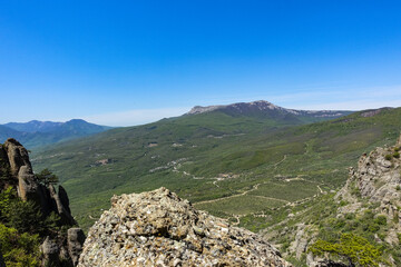 Fototapeta na wymiar View of the Chatyr-Dag plateau from the top of the Demerdzhi mountain range in Crimea. Russia.
