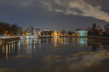 Piękne miasto Wrocław z fotografowane nocą.
