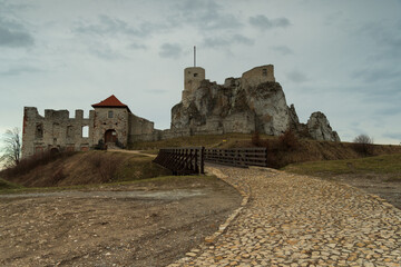 Ruiny zamku mieszczącego się w małej wsi Rabsztyn . - obrazy, fototapety, plakaty