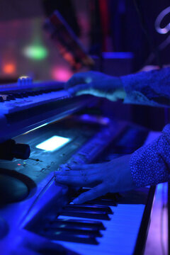 piano digital de noche bailable