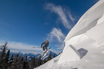 Skitourengeher hoch in der Luft