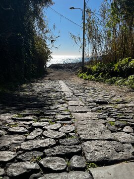 Strada antica lastricata con basolato in pietra lavica, strada che finisce a mare