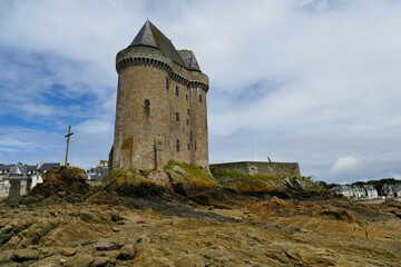 Fototapeta na wymiar La tour Solidor à l’embouchure de la Rance à Saint-Malo