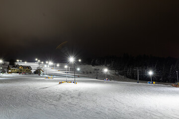 Stok narciarski oświetlony nocą - obrazy, fototapety, plakaty