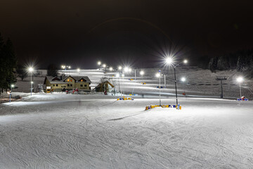 oświetlony stok narciarski nocą - obrazy, fototapety, plakaty