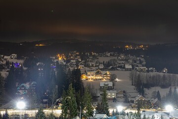 Górska wieś w zimową noc © Piotr_Kardas