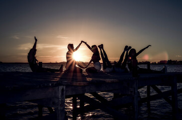 ATARDECER EN LAGO Y MUELLE