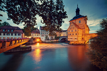 Niemcy, Bawaria, Bamberg, szachulcowy stary ratusz na wodzie rzece Regnitz i most, region Oberfranken - obrazy, fototapety, plakaty