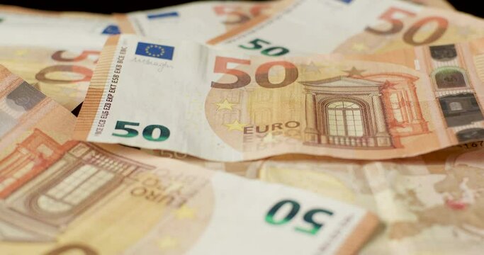 Billetes de euros cayendo sobre la mesa a cámara lenta. Dinero en efectivo y ganancias.