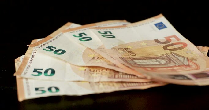 Billetes de euros cayendo sobre la mesa a c&aacute;mara lenta. Dinero en efectivo y ganancias.