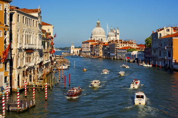 Wenecja, Włochy, Kanał Grande, statki, motorówki, gondole w tle kościół bazylika Santa Maria della Salute