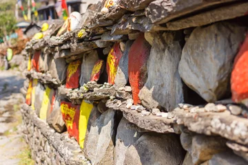 Crédence de cuisine en verre imprimé Manaslu Mani wall decorated with mantras in the Himalayas