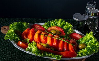 Salada de alface com tomates em uma travessa branca estilo gourmet