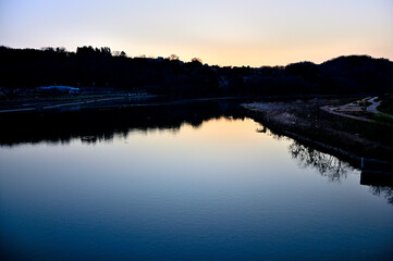 夜明け前の桂川　静かな水面

