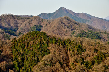 道志山塊の鶴島御前山のハサミ岩より倉岳山を望む
