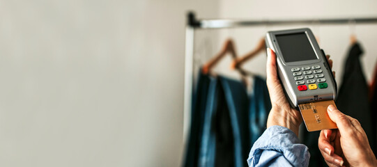 hand paying with credit card in store