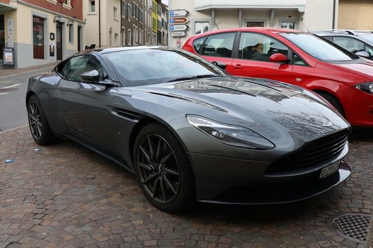 Aston Martin Vantage 2 ou V2, voiture de sport de luxe, ville de Aubonne, Suisse