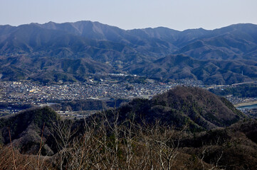 道志山塊の高柄山山頂から望む奥多摩の山並み
道志山塊　高柄山より左から熊倉山、三国山、生藤山、茅丸、連行峰、醍醐丸、高岩丸、陣馬山、手前が御前山
