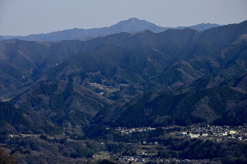 道志山塊の高柄山山頂から望む奥多摩の大岳山
