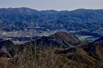 道志山塊 山梨百名山の高柄山山頂から奥多摩を望む
道志山塊 高柄山より左から三国山、生藤山、茅丸、連行峰、醍醐丸、高岩丸、陣馬山、明王峠、手前が鶴島御前山