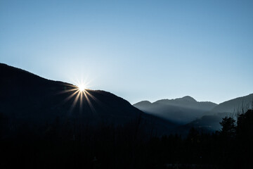 Sonnenuntergang hinter Bergen