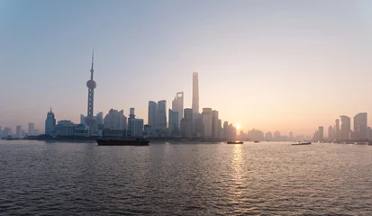 Foto op Plexiglas prachtig landschap van shanghai bund in de schemering, waaronder vele beroemde bezienswaardigheden in Lujiazui Pudong Shanghai. © atiger