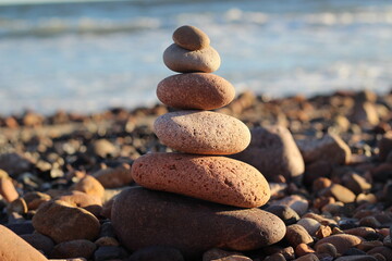 Fototapeta na wymiar pedras sobrepostas na vertical, na margem do rio, em exercício de meditacao e equilíbrio