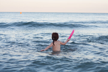 Jugando en el mar al atardecer