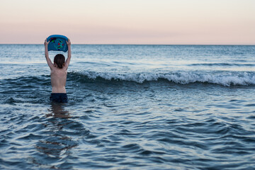 Jugando en el mar al atardecer