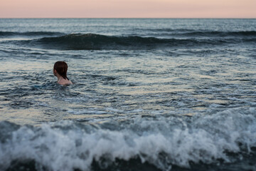 Jugando en el mar al atardecer