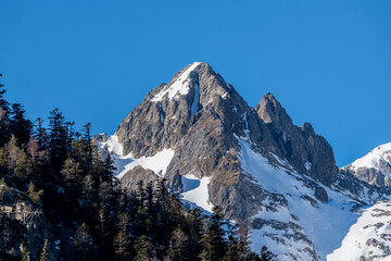 Summit of a snowy mountain in the Pyrenees. Mountainous landscape and trees. Mountain peak.

Cumbre de una monta&ntilde;a nevada en los Pirineos. Paisaje monta&ntilde;oso y arboles.