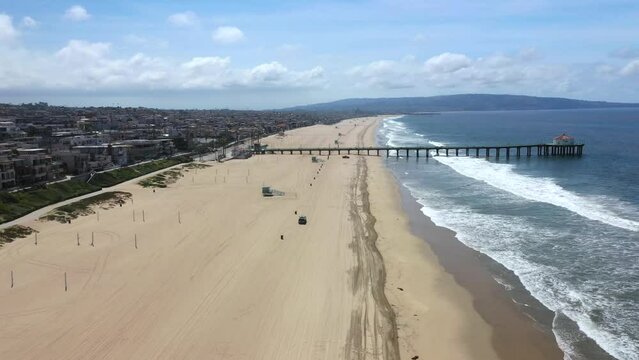 Long Stretch Of Sandy Beach With Pier And Aquarium. Manhattan Beach Closed Due To Covid Restrictions In California. aerial