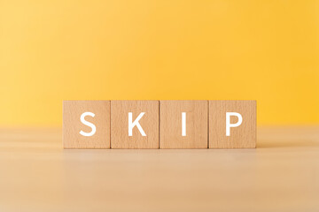 「SKIP」と書かれた積み木