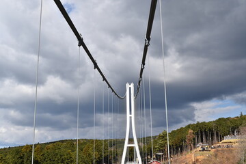 空にそびえる吊り橋の柱