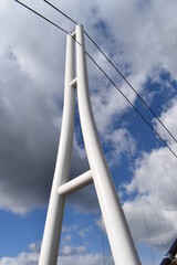 空にそびえる吊り橋の柱