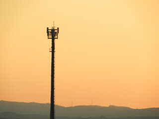 朝焼けに映えるアンテナ