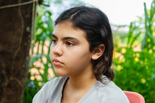 Menina s&eacute;ria pensativa
