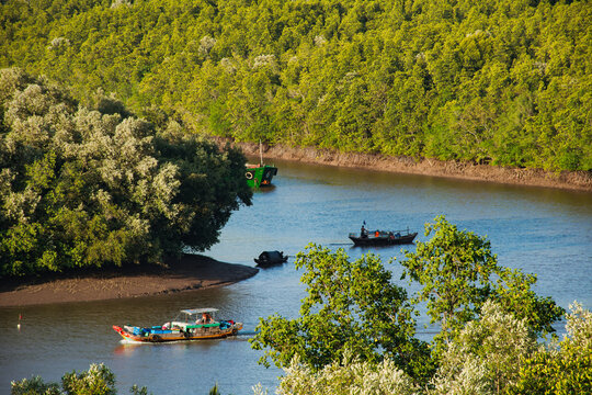 Boats on Lo Ren river, seen from Tang Bong tower in V&agrave;m S&aacute;t ecological tourist zone