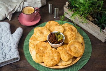 Fried flatbreads made of yeast dough and sprinkled with salt. Served with pickles and sun-dried tomatoes. A traditional dish of the Crimean Tatars.