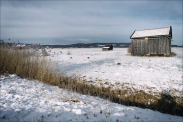 Fototapeta na wymiar Heustadel auf winterlichem Feld vor blauem Himmel