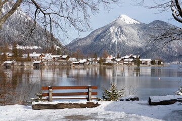 Dorf Walchensee mit schneebedecktem Berg im Winter - obrazy, fototapety, plakaty